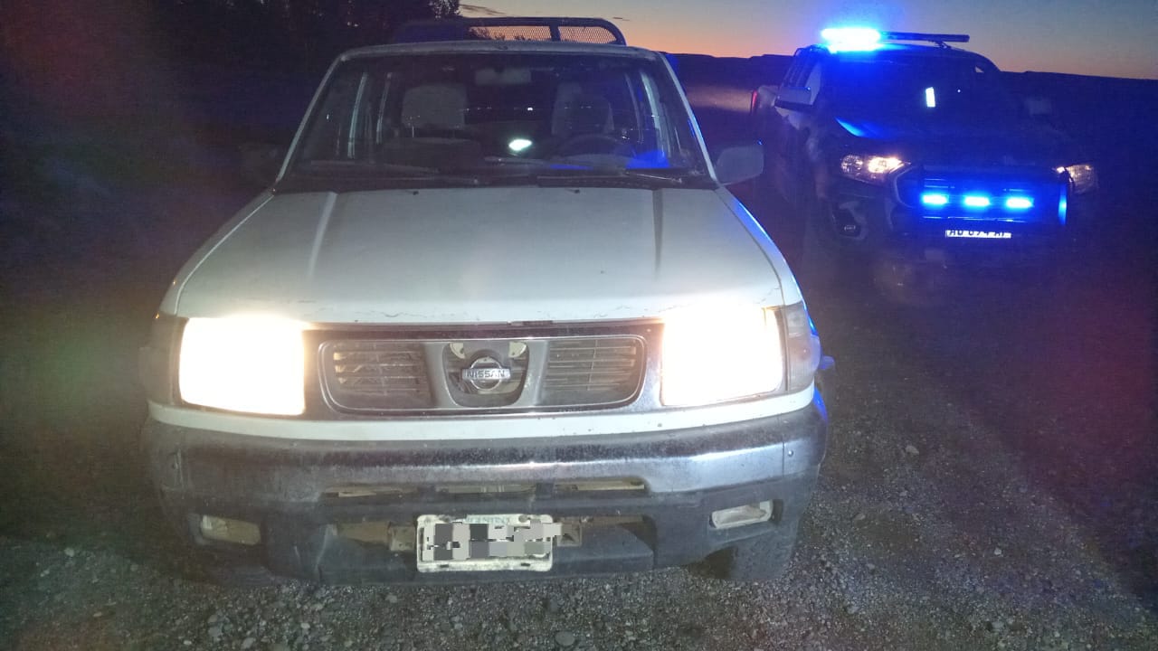 La División de Operaciones Rurales interceptaron un vehículo con carga ilegal de carne y armas