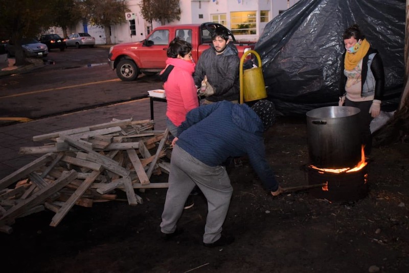 Olla popular: Beneficiarios de planes y cooperativas reclamaron ser contratados en el municipio