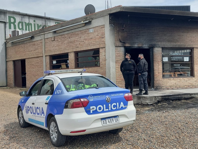 Lo despidieron , hizo una quema de cubiertas y casi incendia el lugar