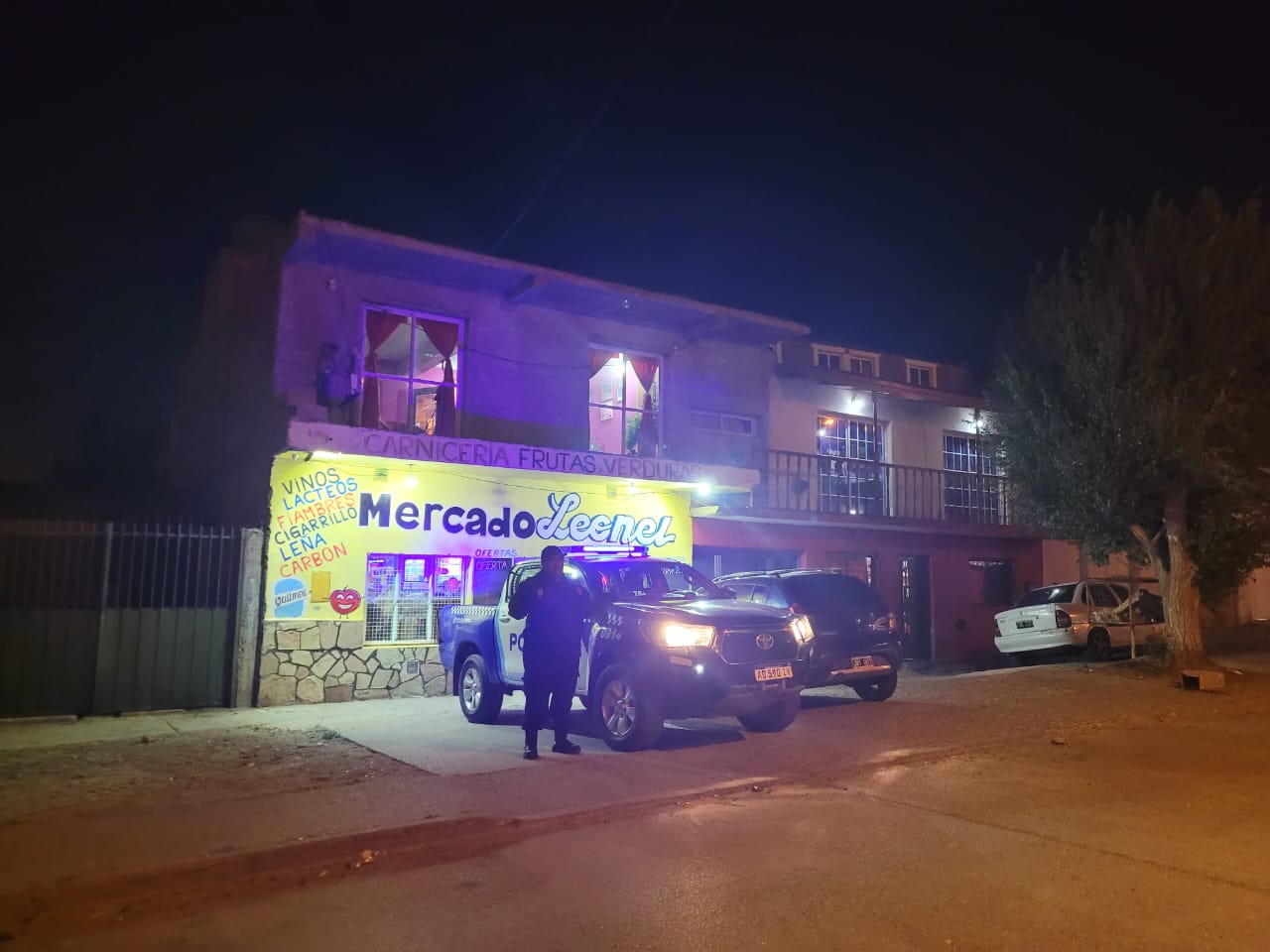 La Policía lo encontró en pleno robo y el delincuente los amenazó con un arma blanca 