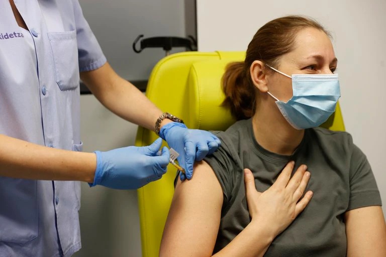 Qué dice la evidencia científica sobre la combinación de vacunas contra el COVID -19 y qué países ya lo están haciendo