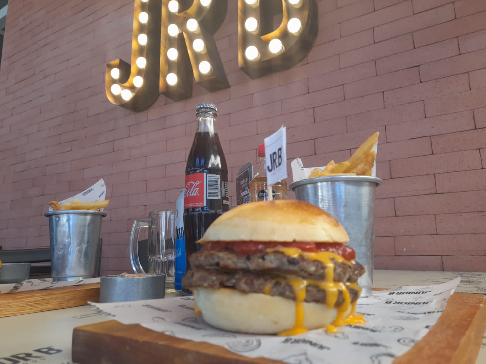  Junior B trae imperdibles promociones por la semana de la hamburguesa
