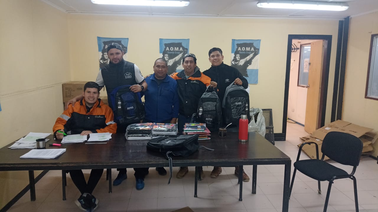 AOMA Santa Cruz entregó kits escolares a sus afiliados