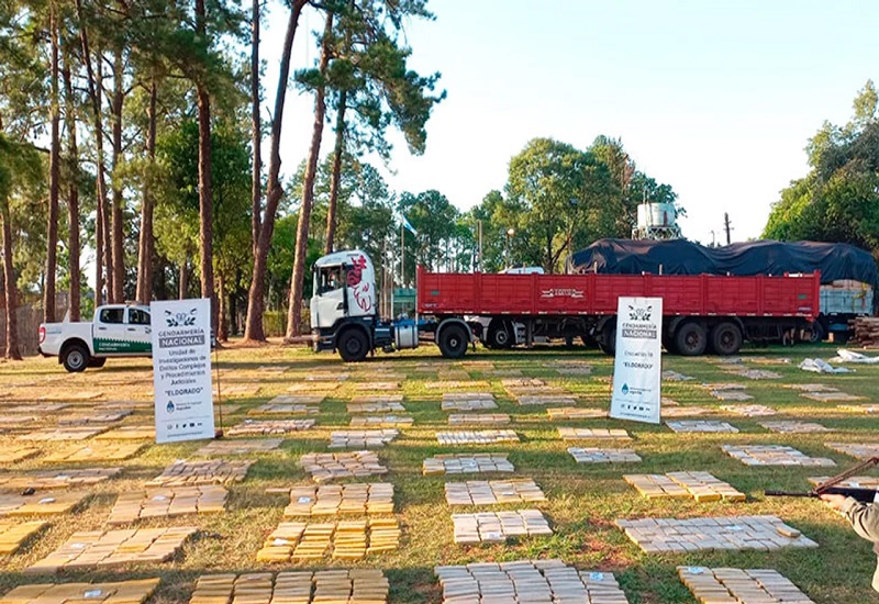 Llevaban más de 3 toneladas de marihuana escondidas entre troncos de madera, pero un perro los delató