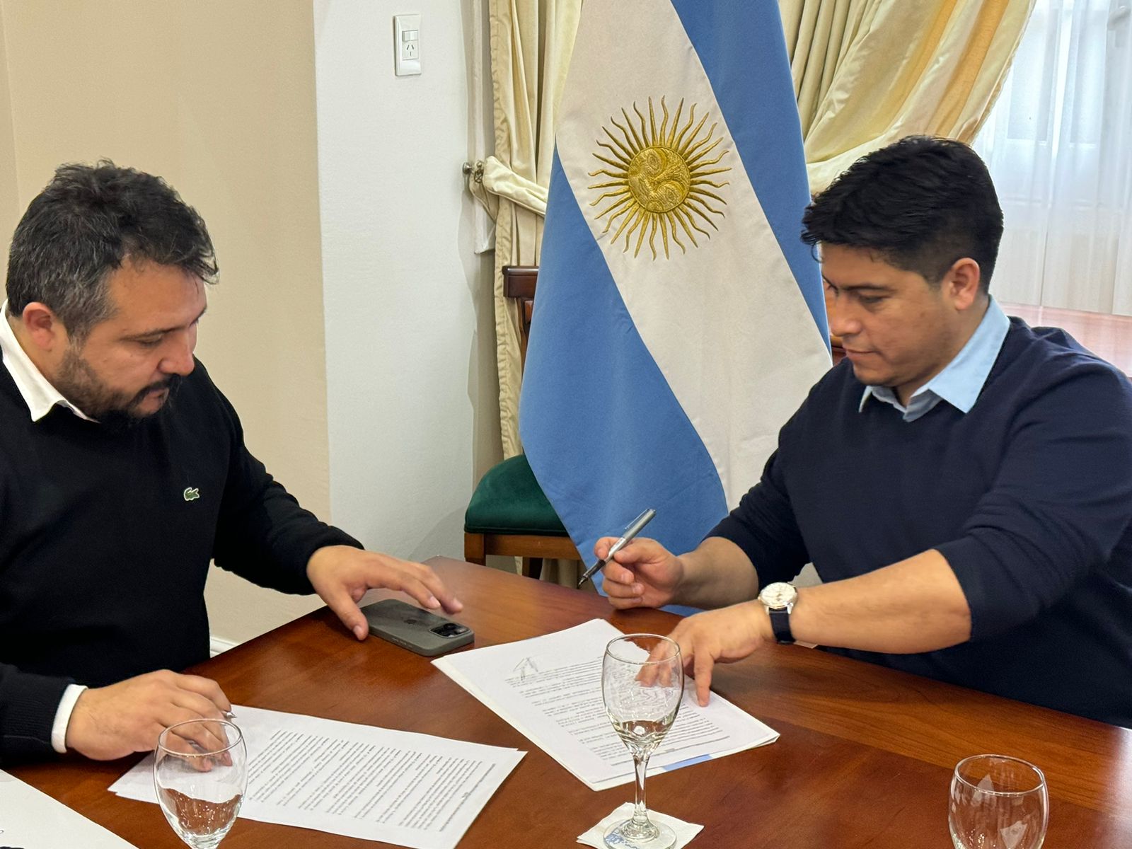 El intendente Carrizo firmó convenio para reactivar la obra pública en Caleta Olivia