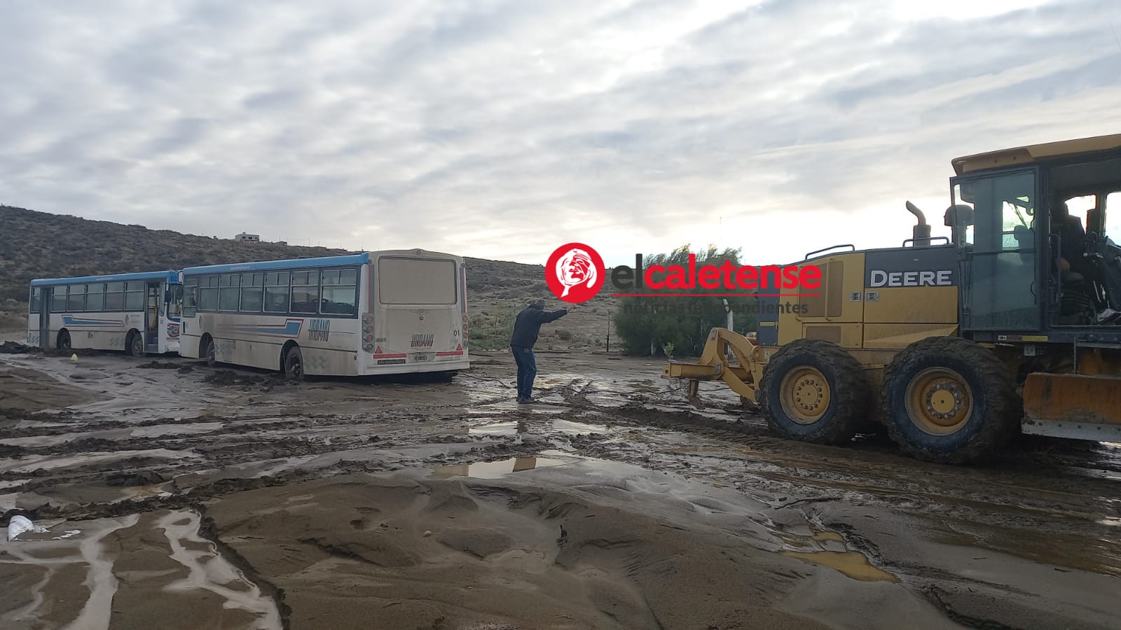 No dan abasto: obras publicas tiene una sola motoniveladora y mucho por hacer en las calles anegadas de los barrios