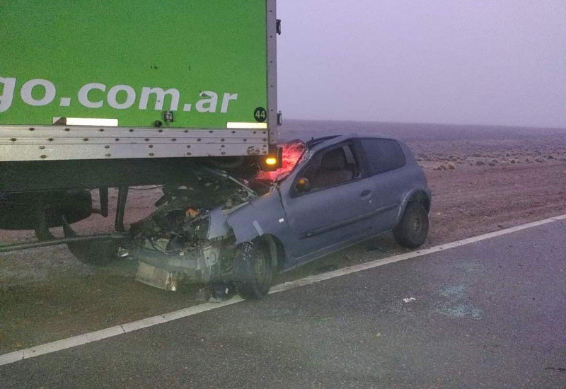 Rutas Escarchadas: Un auto terminó abajo del acoplado de un camión