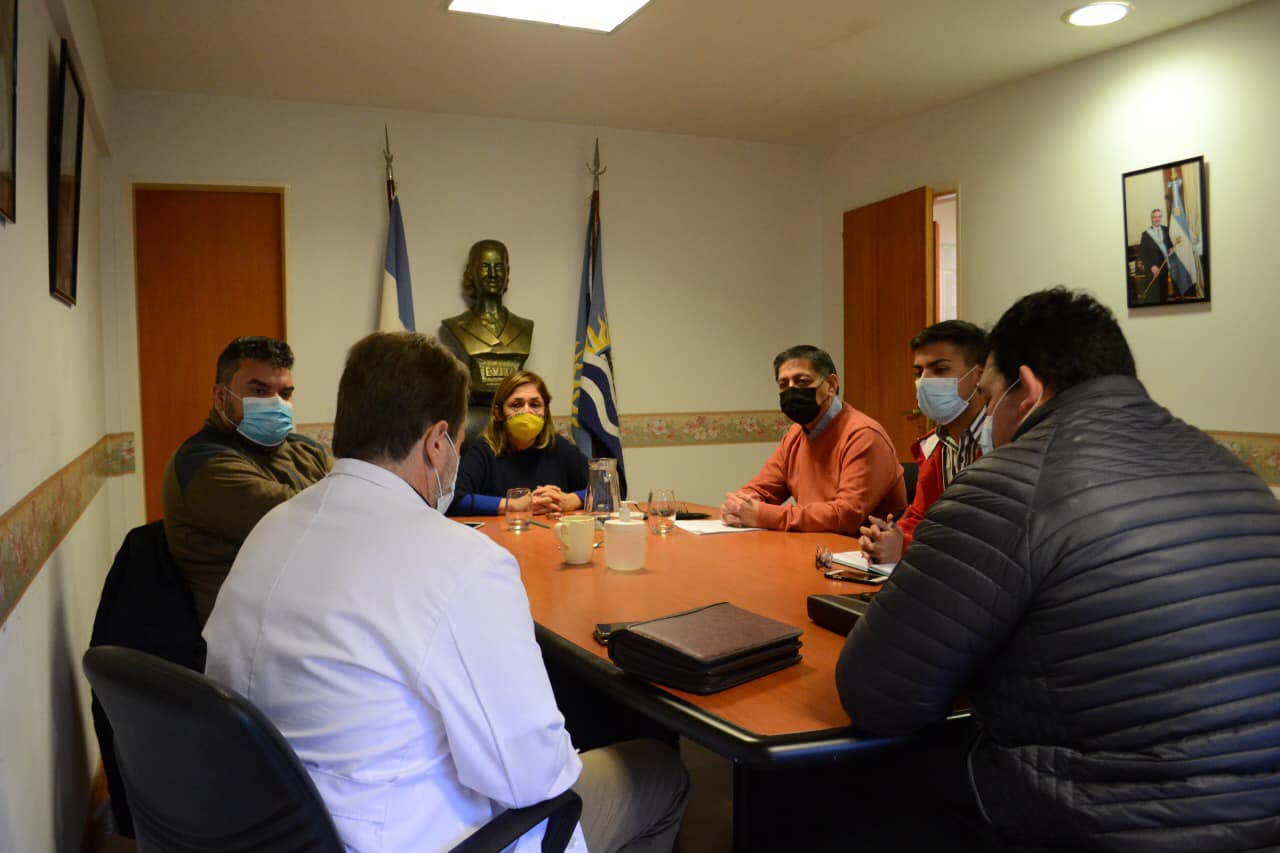 Trabajarán juntos para lograr la radicación de profesionales médicos y mejorar el servicio de salud