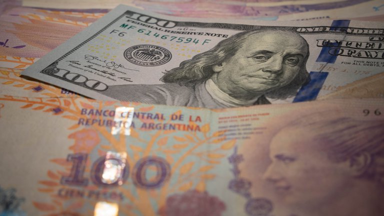 El peso argentino está entre las monedas más devaluadas del mundo, junto a divisas como las de Venezuela o Zimbabue