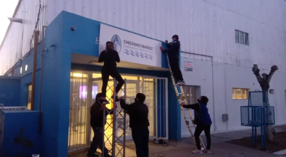 [Video] Quitan hasta el último rastro de Prades para recibir a Alicia Kirchner en Caleta Olivia