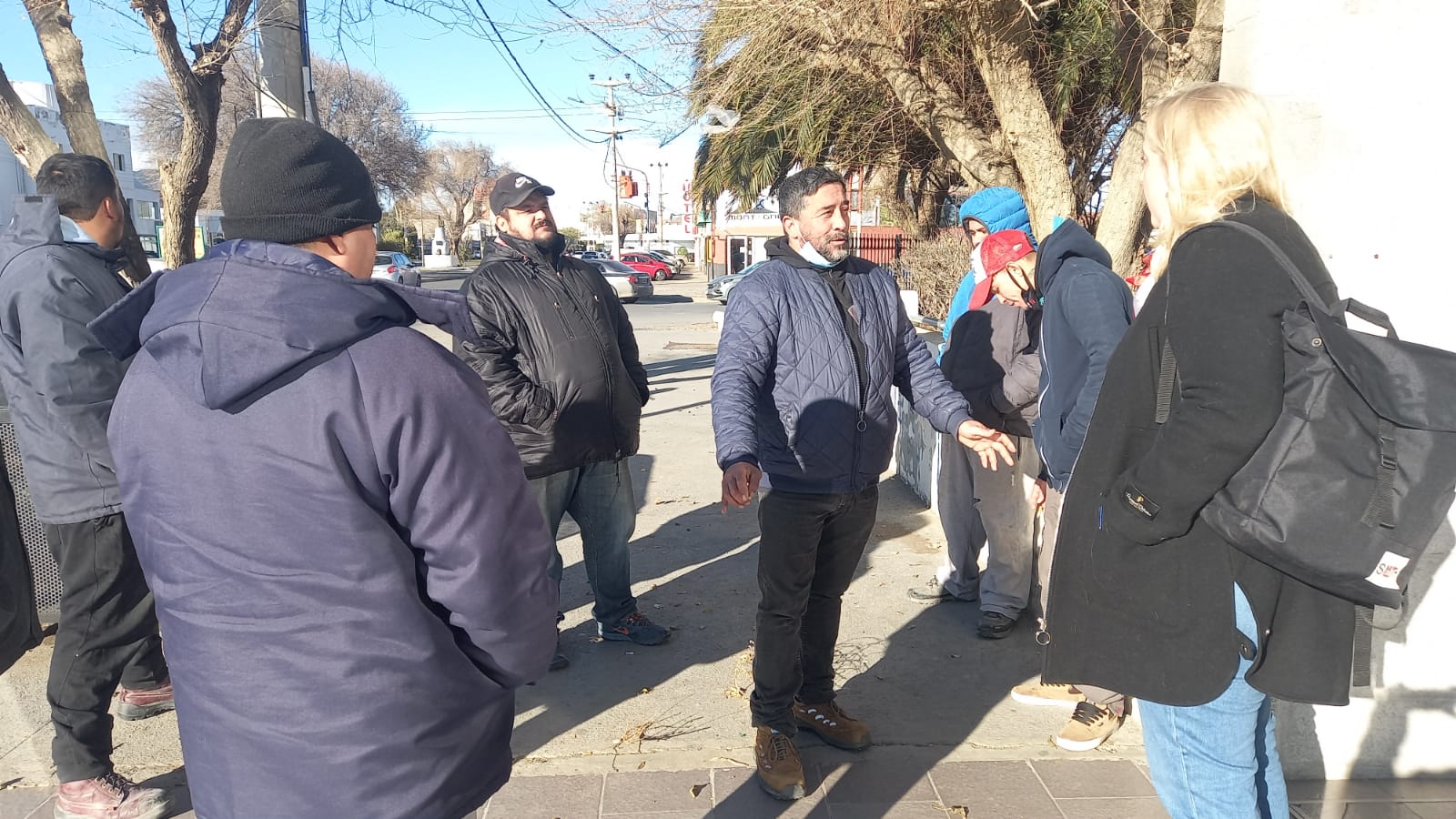 Estibadores esperaron a la Subsecretaria de Pesca en la puerta de Petroleros Jerárquicos