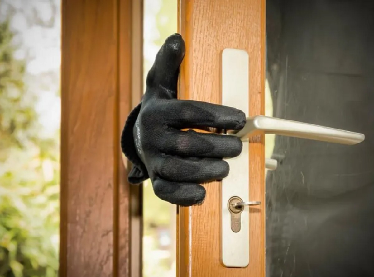 Forzaron la puerta de su casa y le robaron los dispositivos electrónicos