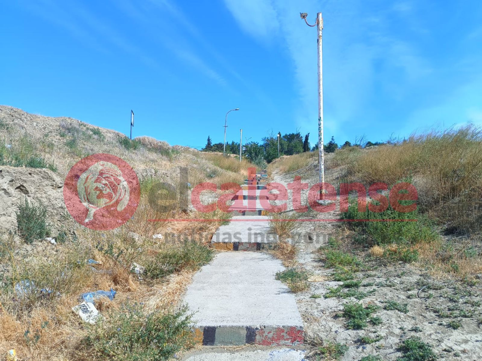 La desoladora imagen de la escalera del barrio 26 de Junio 