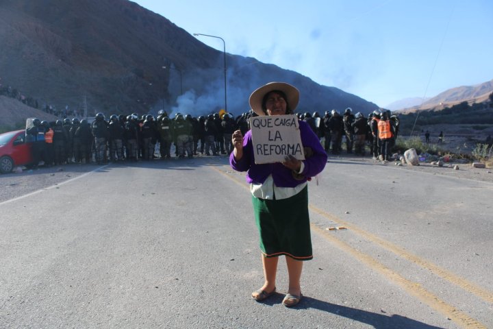 Protestas en Jujuy: manifestantes se enfrentan a la Policía  por la reforma Constitucional y atacan la Legislatura