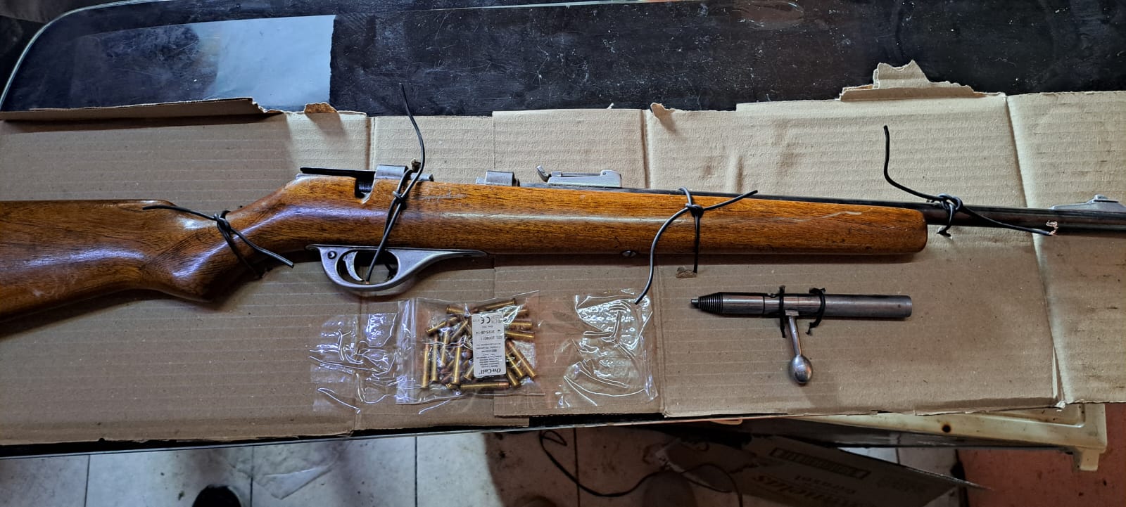 Allanamiento en El Calafate: secuestran armas, drogas y detienen a un hombre