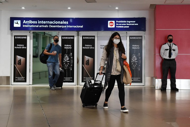 Prohibición de ingreso de turistas, suspensión de vuelos y requisitos especiales: las nuevas medidas que regirán hasta el 30 de abril