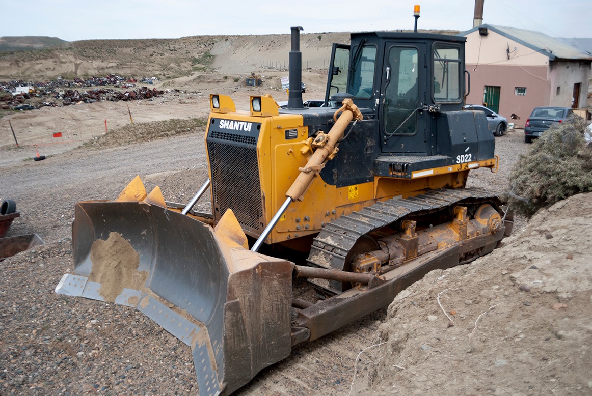El Municipio adquirió una maquina topadora que contribuirá en las tareas del Vaciadero municipal