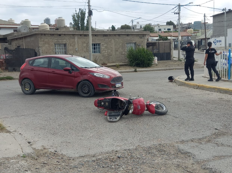 Una pareja fue hospitalizada tras un choque con un auto: tenían un solo casco