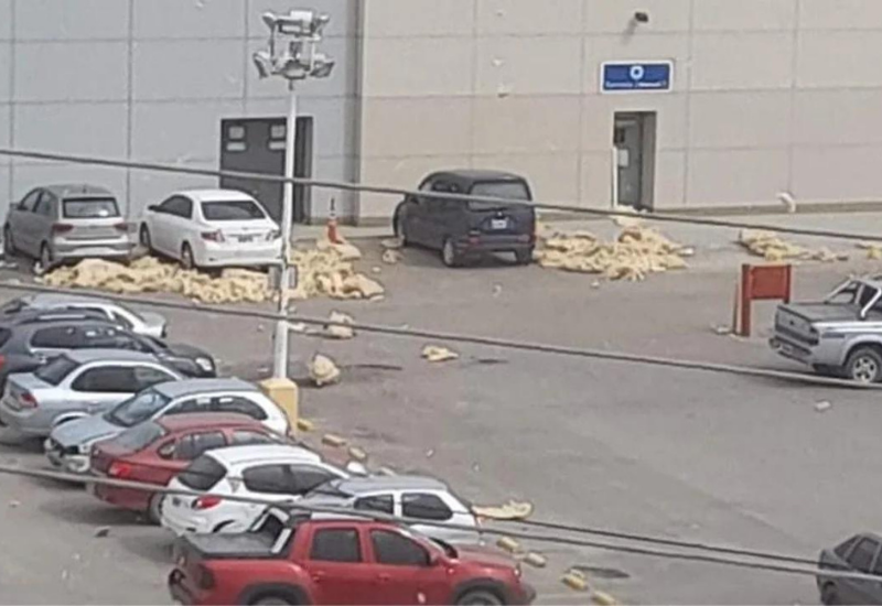 Por el viento se voló el techo del Waltmart de Pueyrredón y evacuaron el lugar de urgencia