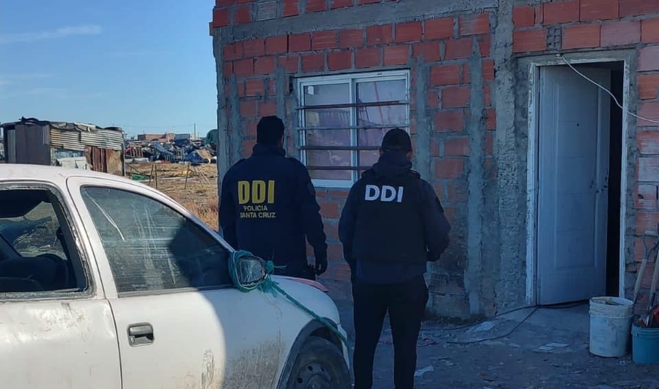 Allanan dos casas por el robo en un taller: Secuestraron celulares y un auto