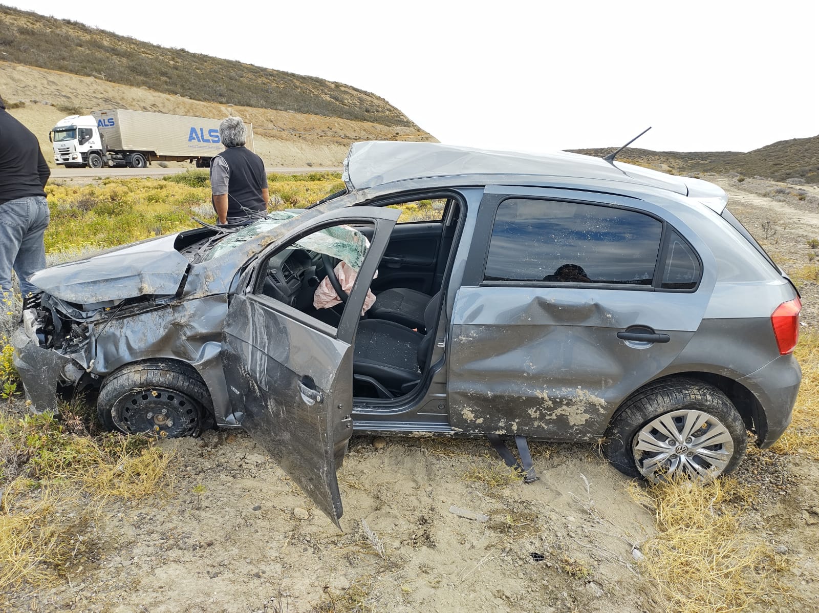 Un vehículo iba a toda velocidad y volcó a 80 kilómetros de Caleta Olivia, en la ruta nacional N° 3