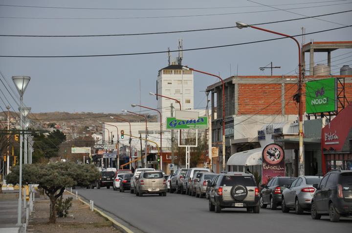 El COE habilitó la circulación de personas sin terminación de DNI y una ocupación de un 75% en comercios