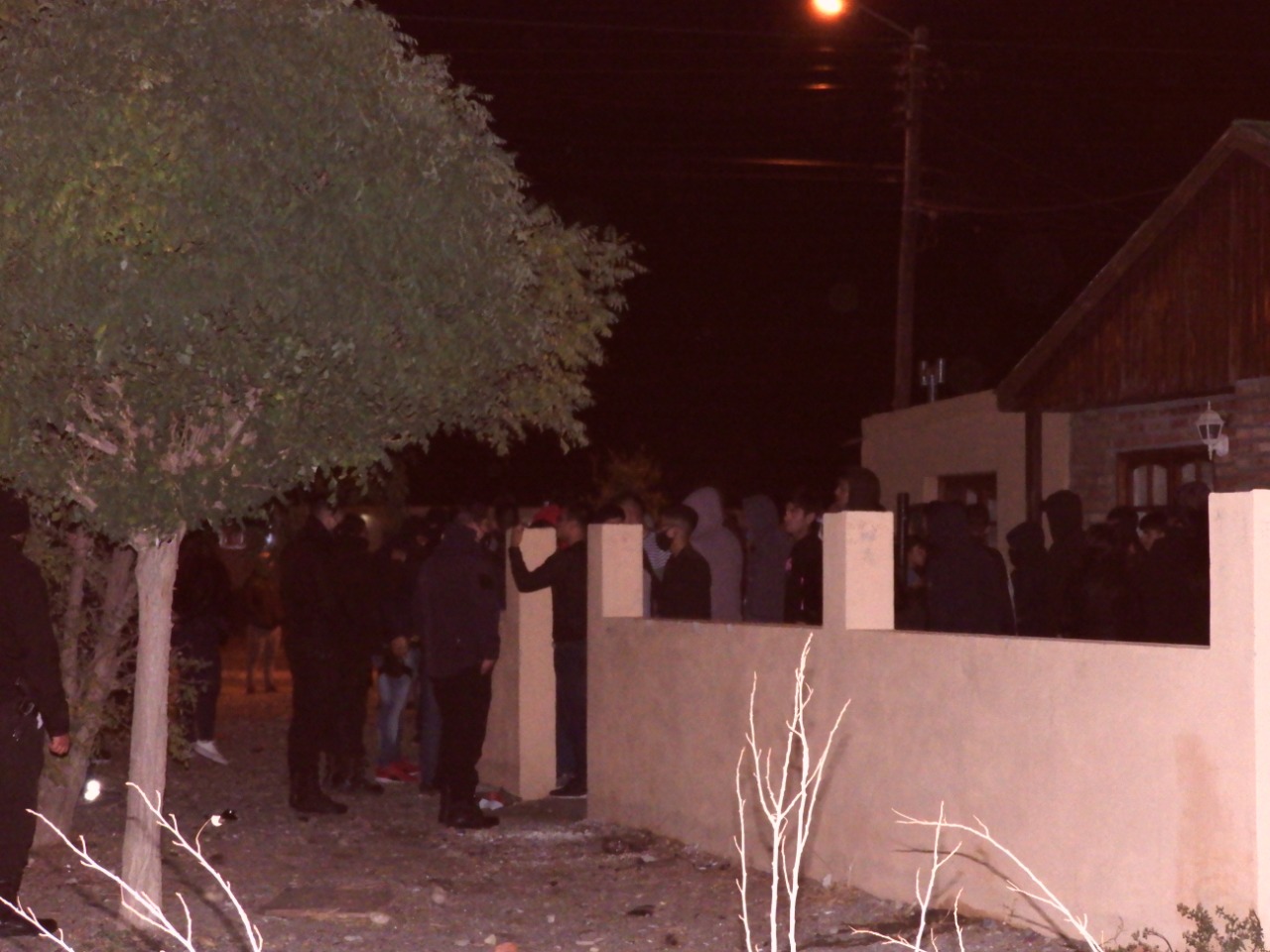 Desbaratan una fiesta clandestina de unas 160 personas en Comandante Luis Piedra Buena