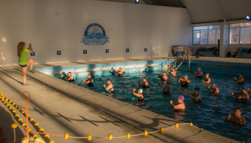 Continúan desarrollándose las actividades en el natatorio municipal