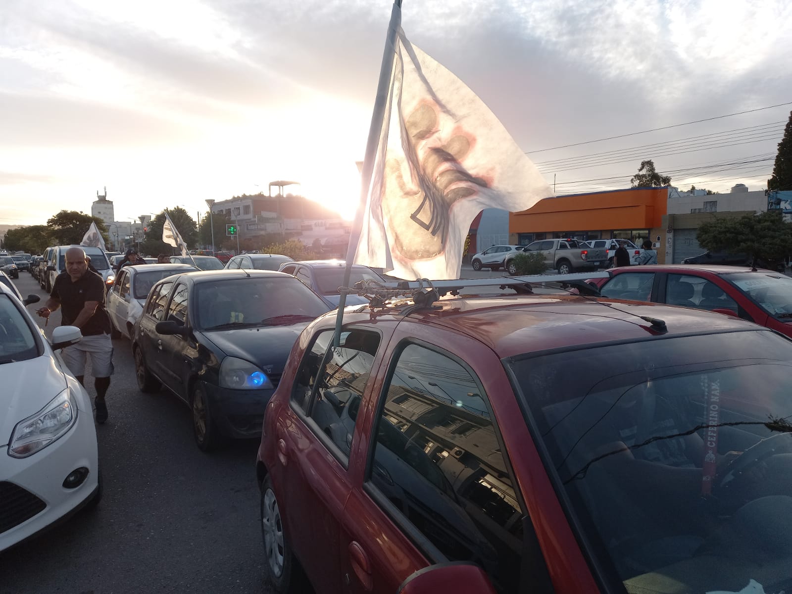 Cerca de un centenar de vehículos en caravana, apoyaron al desplazado presidente del Auto Club