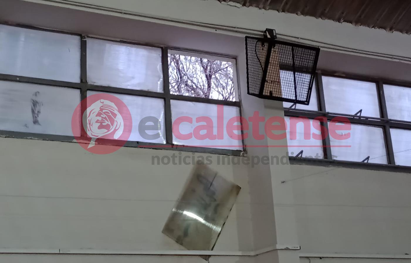 Robaron cuatro valiosos reflectores de la Escuela Primaria N° 43 