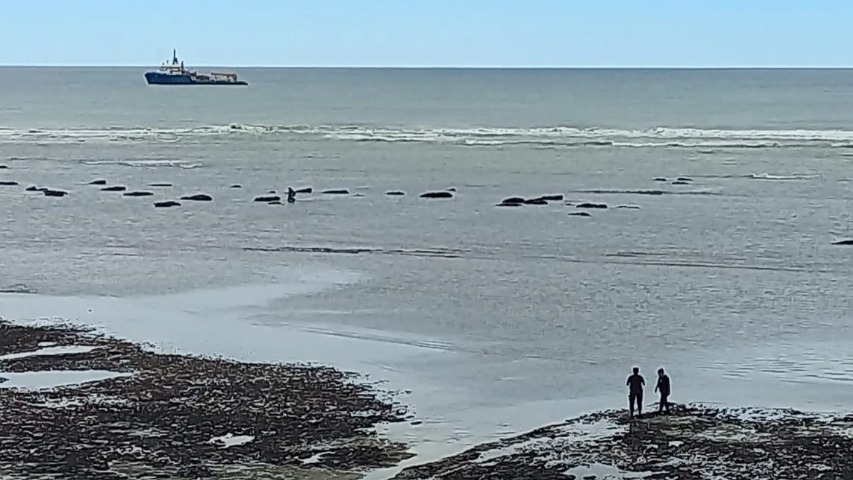 Un pescador fue rescatado tras ser atrapado por la marea 