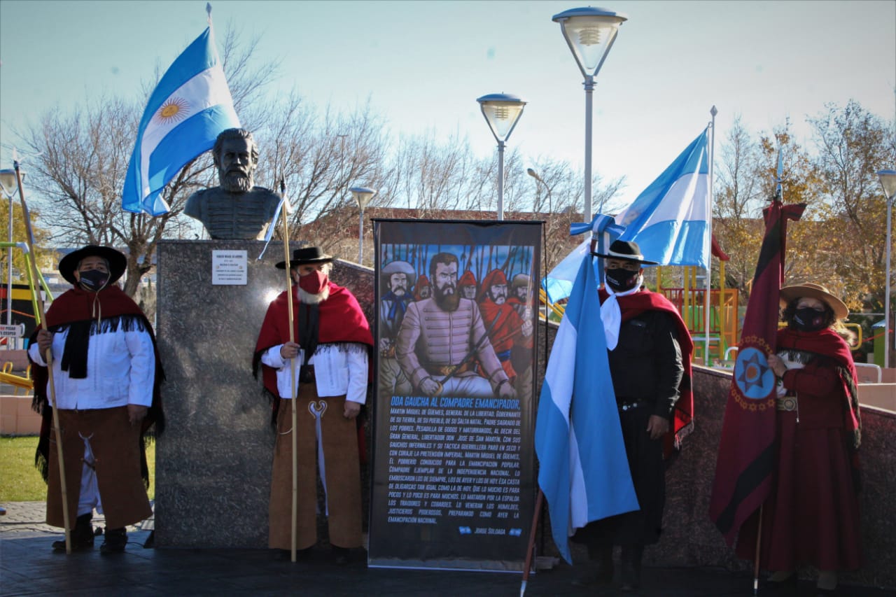 Homenaje a Güemes: Cañadón Seco entregó un  busto del prócer al Centro de Residentes Salteños