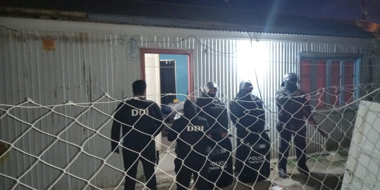 Se realizaron tres allanamientos en Pico Truncado buscando al prófugo de Caleta Olivia 