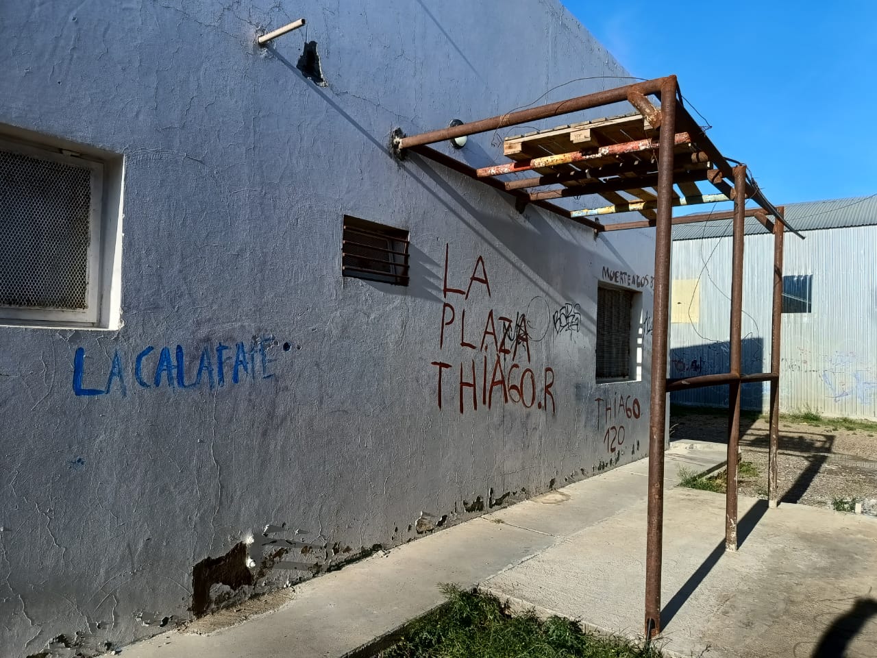 Roban tanque de agua de mil litros del Jardín Maternal 