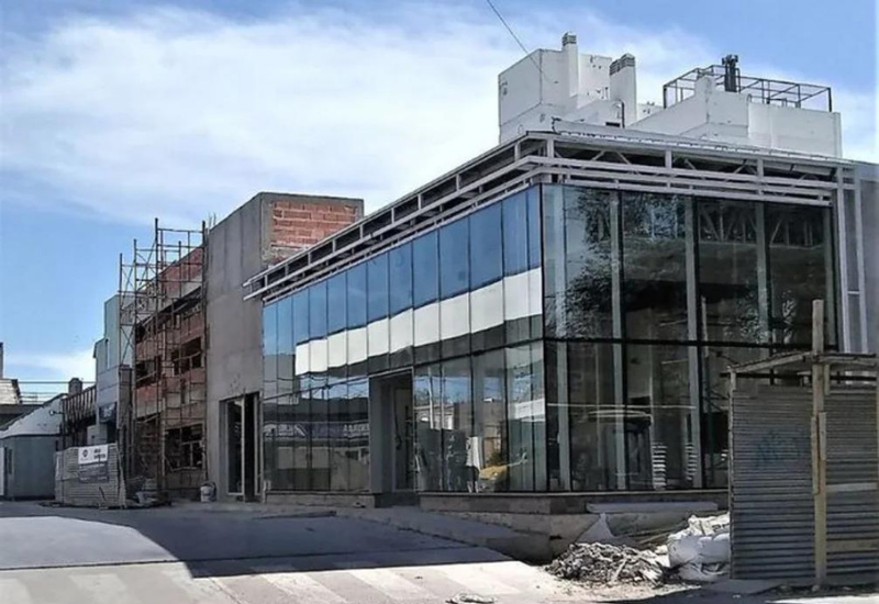 Cayó del techo de una obra y murió