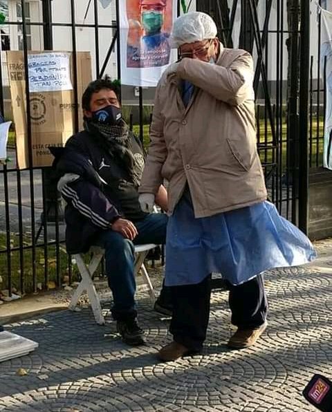 La foto viral del médico que llora tras atender al enfermero en huelga de hambre en Río Gallegos