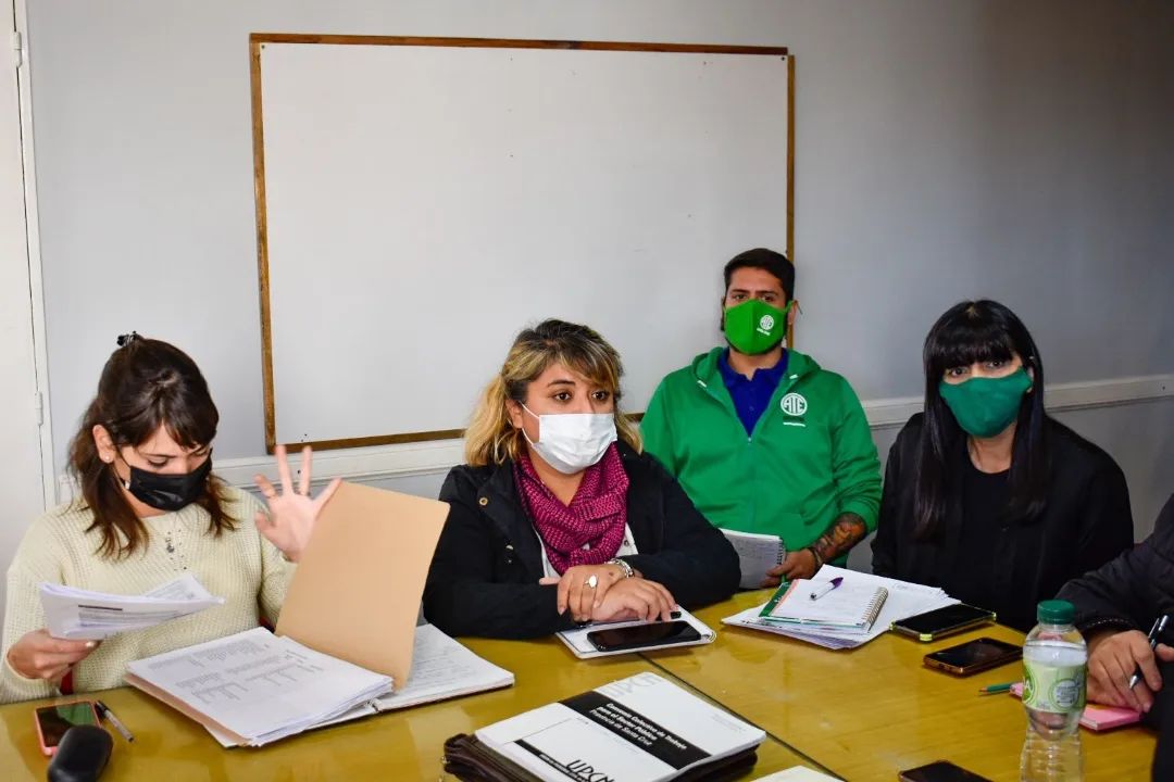 Docentes esperan precisiones sobre el decreto que reconoce títulos, entre otras demandas 