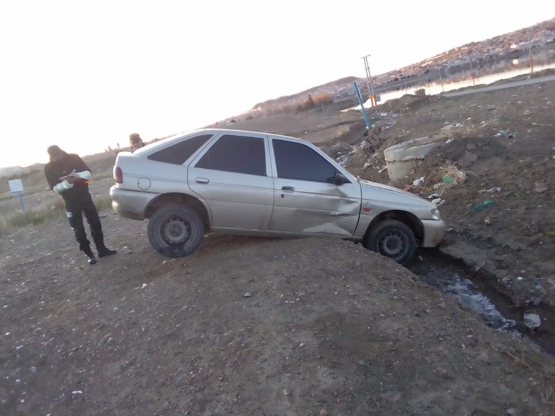 Mujer en estado de ebriedad cayó a un pozo con su auto en el Rotary 23