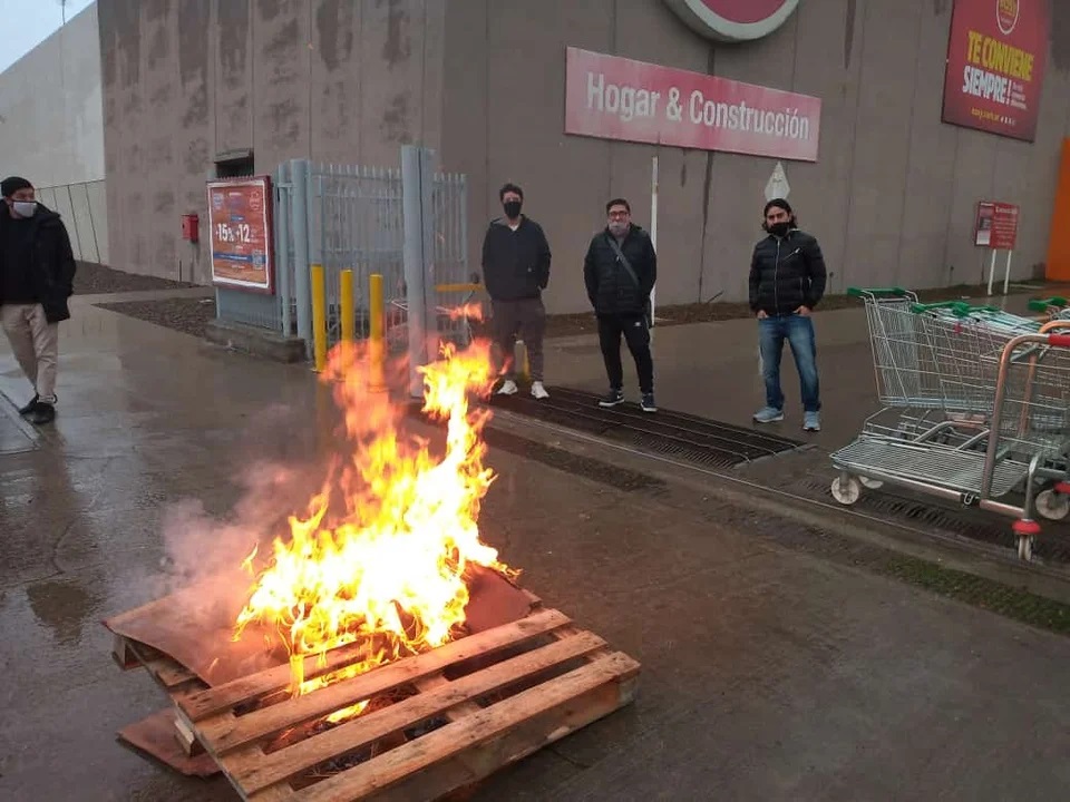 Por un brote de covid, empleados bloquearon los locales de Easy y Jumbo en Comodoro Rivadavia