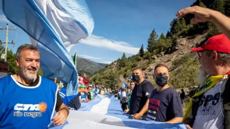 La Justicia ordenó reabrir el camino de acceso a Lago Escondido, cercado por Lewis, y la CTA Autónoma rionegrina celebró el fallo: 