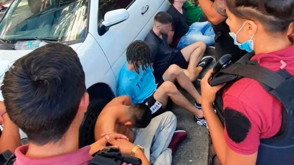 A un año de la violación grupal en Palermo, la víctima denunció que uno de los detenidos le manda videos 