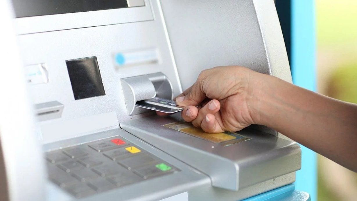 Los cajeros dejan de ser gratis para todas las operaciones a partir de abril