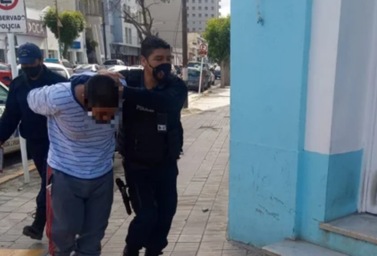 Robó plata de un local del centro y se escondió a metros de la comisaría