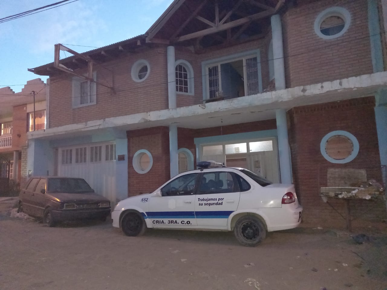Sintieron mal olor que provenía de un departamento y hallaron el cadáver de un hombre mayor