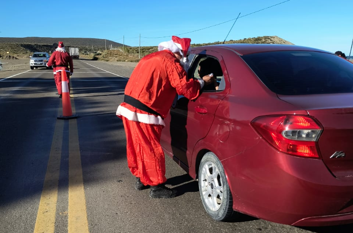 Operativo de prevención vial navideño: Papá Noel en las rutas de Santa Cruz