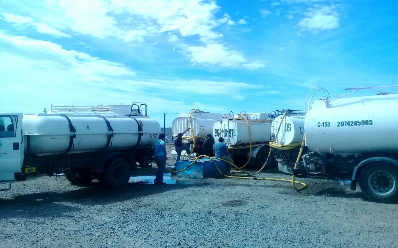 Pese a las directivas de Gleadell: abrieron la llave del cargadero del Bicentenario y hay 25 camiones sacando agua