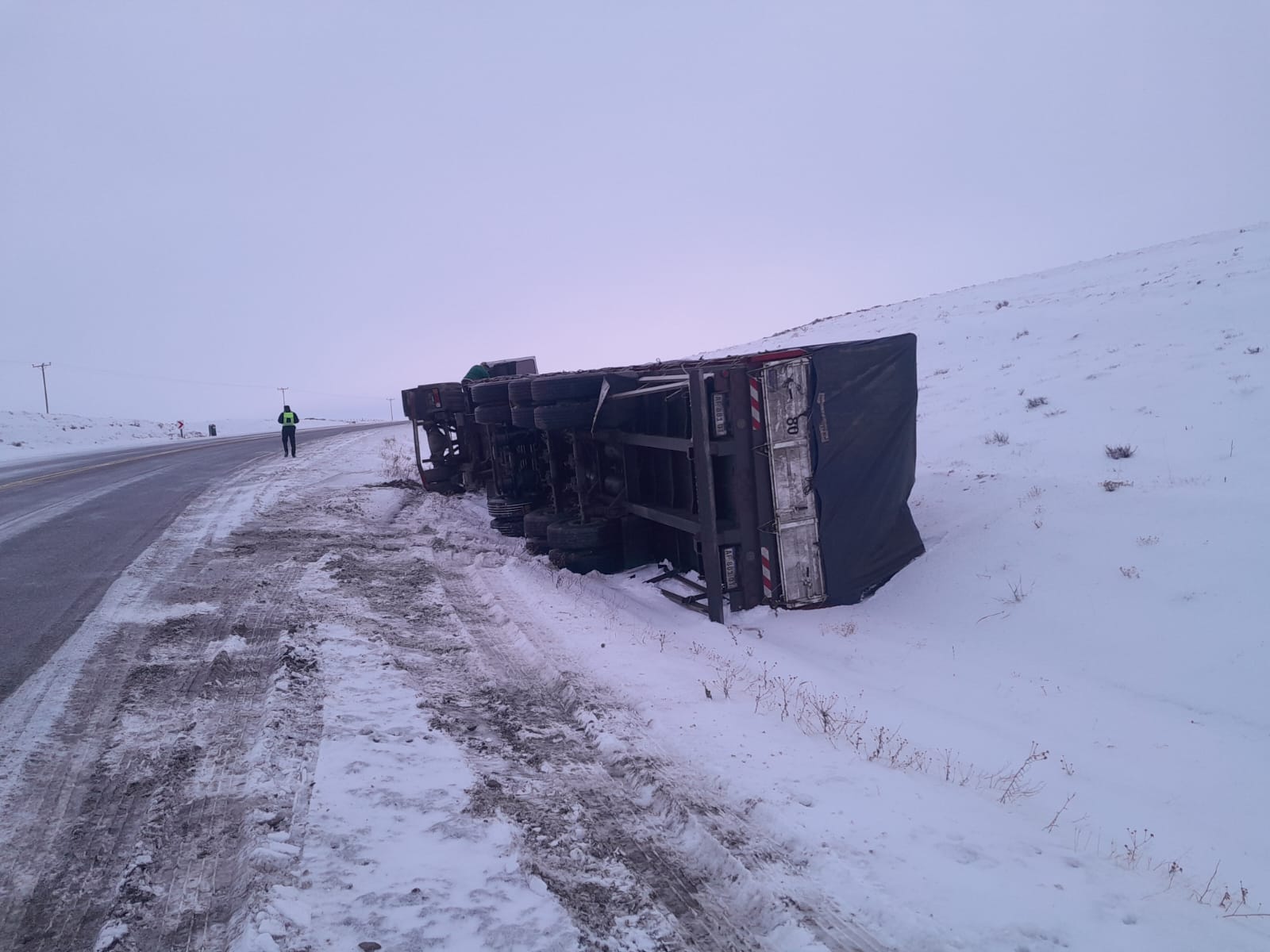 Un camión volcó en la Ruta Nacional N° 3, a pocos kilómetros de Güer Aike