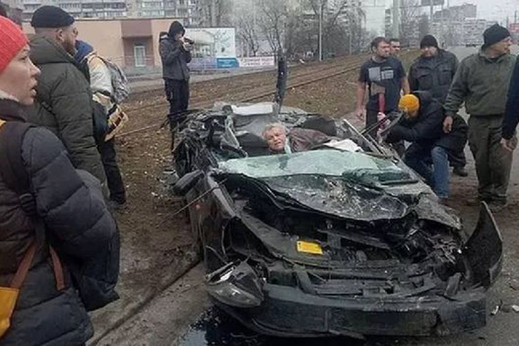 Dramático video: un tanque ruso aplastó un auto con un civil ucraniano dentro que salió ileso