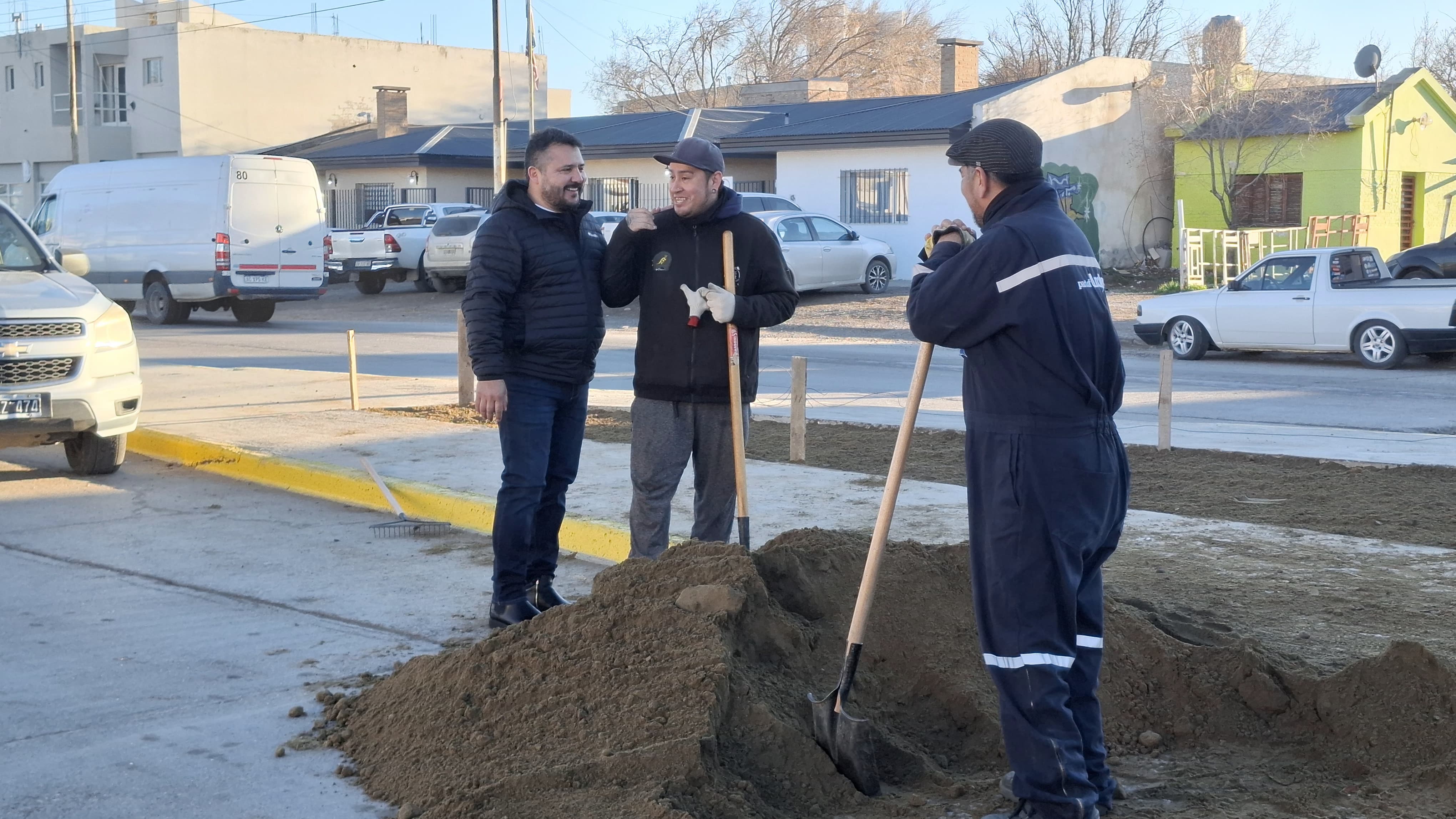  Avanza la colocación de césped en espacios públicos