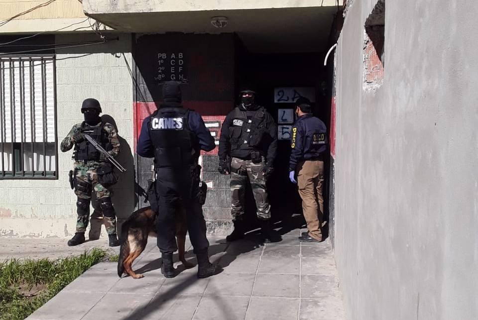Narcocriminalidad desbarató banda narco: incautaron LSD, cocaína, marihuana y cerca de 150 mil pesos